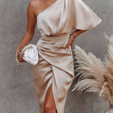 Elegant asymmetrisk aftenkjole med én ærme