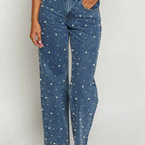 Jeans med asymmetrisk talje, crossover-top, perledetaljer og flossede lige ben