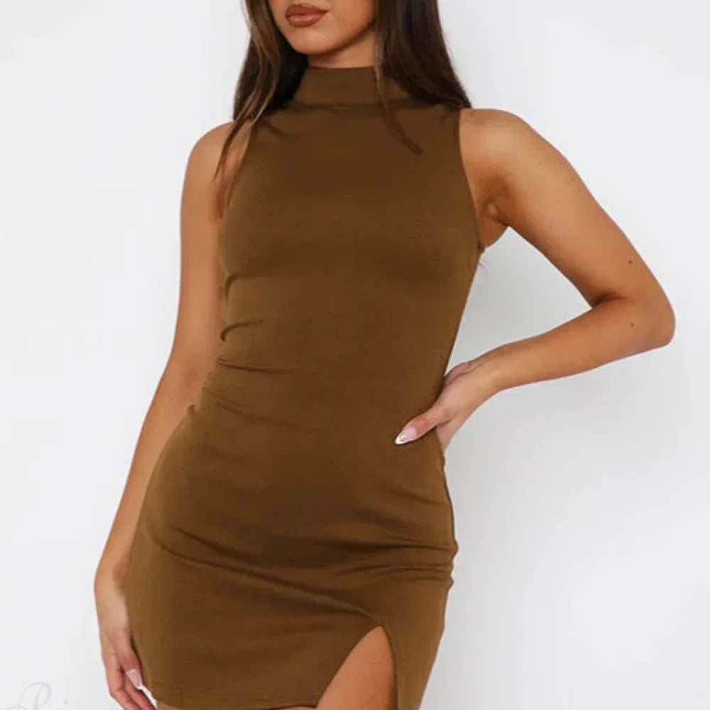 Elegant ærmeløs minikjole med slids og tætsiddende talje