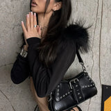 Kort, tætsiddende hættetrøje med rå kant, afslappet streetwear-stil