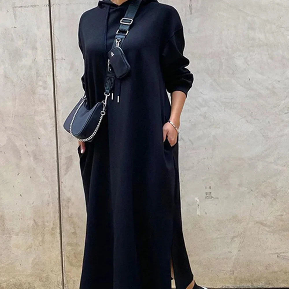 Kjole med hætte og slids