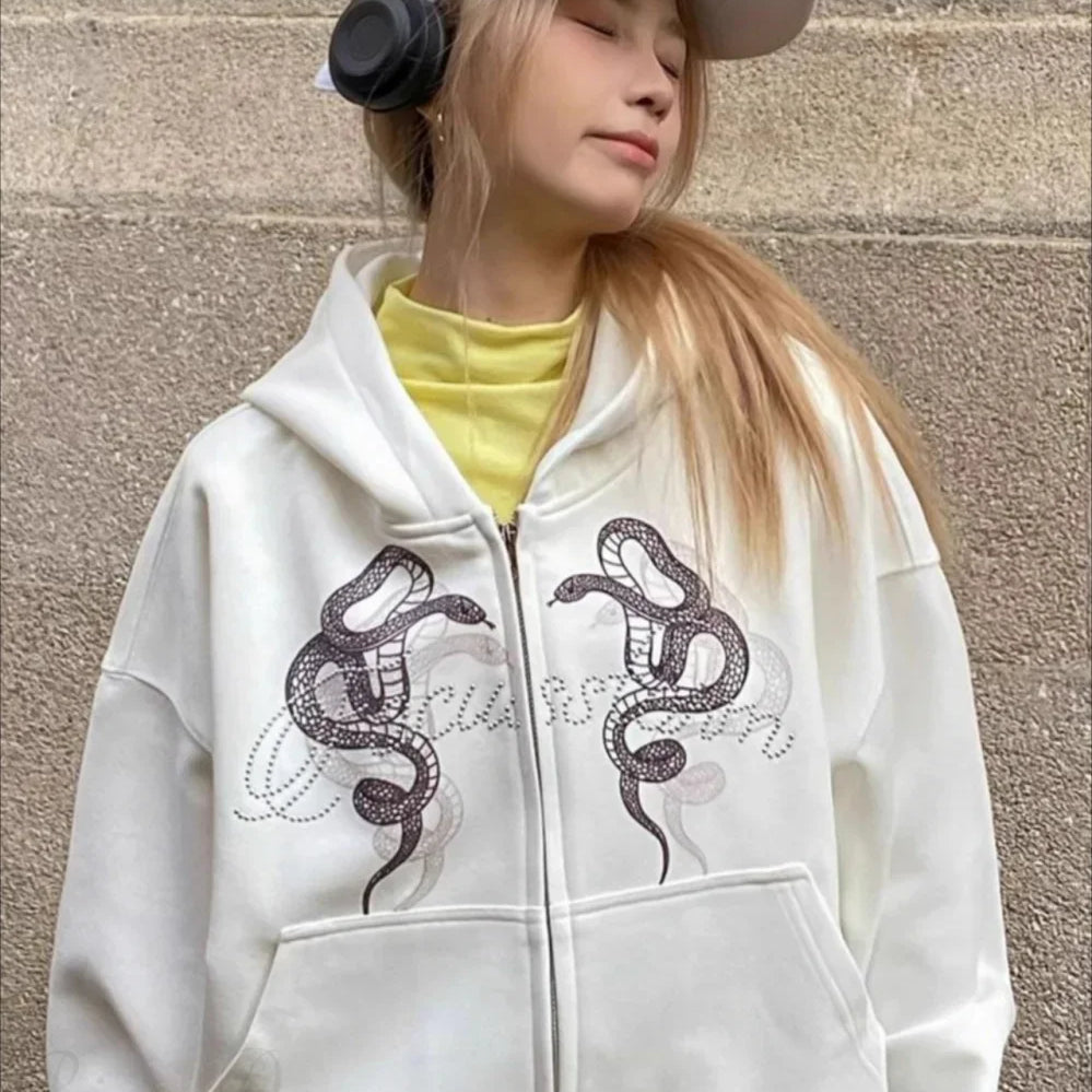 Kort hættetrøje med lynlås, slangeprint og rhinsten