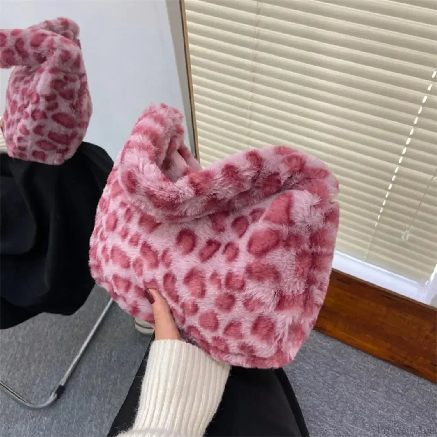 Blød, plysagtig skuldertaske med leopardprint