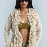 Lang, løstsiddende cardigan med frynser i ensfarvet strik