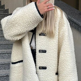 Minimalistisk ensfarvet sherpafrakke med hornknapper