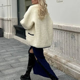 Minimalistisk ensfarvet sherpafrakke med hornknapper