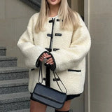 Minimalistisk ensfarvet sherpafrakke med hornknapper