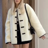 Minimalistisk ensfarvet sherpafrakke med hornknapper