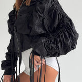 Kort frakke med lynlåslukning, rynket talje og ensfarvede frynser