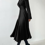 Struktureret blazer med solide skuldre, elegant maxikjole