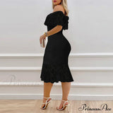 Smuk i en elegant midikjole med blonder