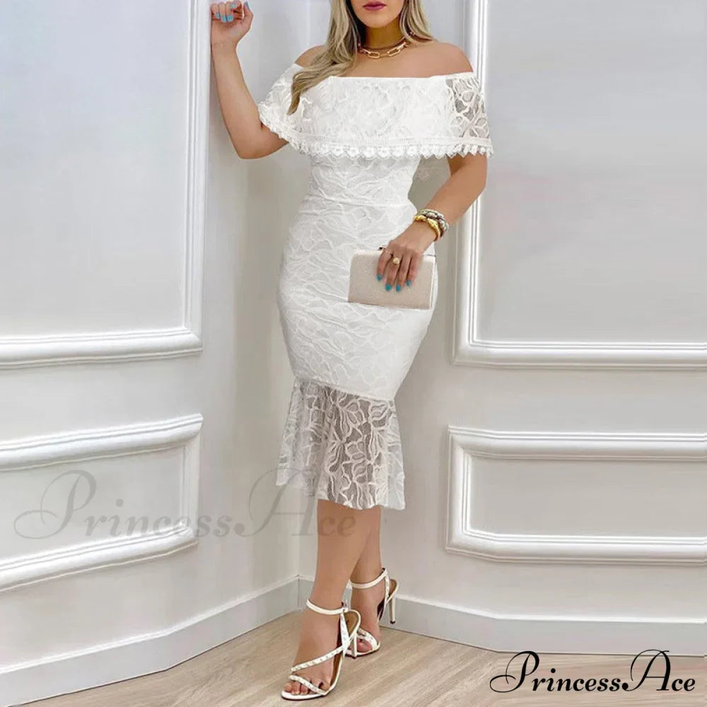 Smuk i en elegant midikjole med blonder