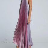 Elegant plisseret midikjole med halterneck og åbne stropper bagpå, charmerende og elegant