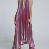 Elegant plisseret midikjole med halterneck og åbne stropper bagpå, charmerende og elegant