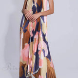 Elegant plisseret midikjole med halterneck og åbne stropper bagpå, charmerende og elegant