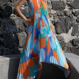 Elegant plisseret midikjole med halterneck og åbne stropper bagpå, charmerende og elegant