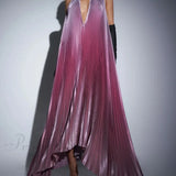 Elegant plisseret midikjole med halterneck og åbne stropper bagpå, charmerende og elegant