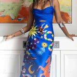 Sexet sommer-midikjole i satin med et rygløst design, trykte detaljer og ingen ærmer.