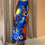 Sexet sommer-midikjole i satin med et rygløst design, trykte detaljer og ingen ærmer.