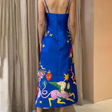 Sexet sommer-midikjole i satin med et rygløst design, trykte detaljer og ingen ærmer.