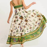 Elegant kjole med et unikt print, smocket ryg og lommer, badet i sollys