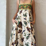 Elegant kjole med et unikt print, smocket ryg og lommer, badet i sollys