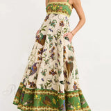 Elegant kjole med et unikt print, smocket ryg og lommer, badet i sollys