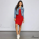 Charmerende midikjole med dyb halsudskæring og rund hals