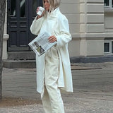 Frakke med rullekrave og uregelmæssige knapper