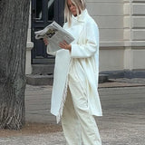 Frakke med rullekrave og uregelmæssige knapper