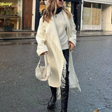 Frakke med rullekrave og uregelmæssige knapper