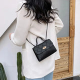 Tekstureret crossbody-taske i imiteret læder med lang skulderrem