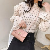 Tekstureret crossbody-taske i imiteret læder med lang skulderrem