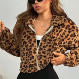 Kort, tyk, luftig leopardprintet frakke