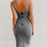 Midikjole i stretchdenim med justerbare stropper og lynlås – et must-have til sæsonen