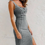 Midikjole i stretchdenim med justerbare stropper og lynlås – et must-have til sæsonen