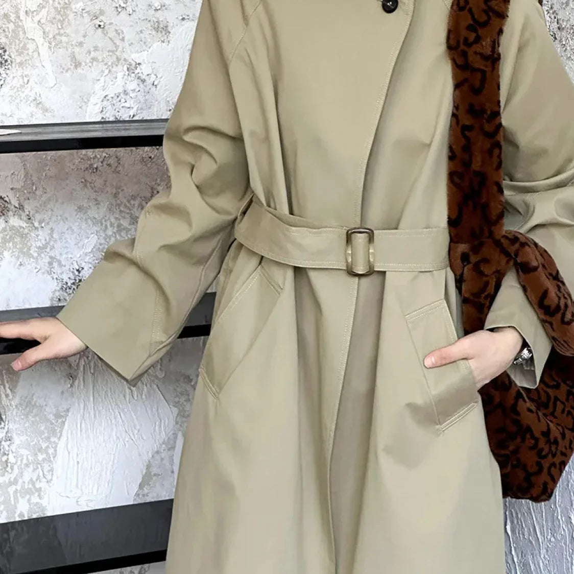 Trenchcoat med brede revers, løstsiddende overfrakke