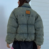 Trendy frakke med slidt korsbroderi