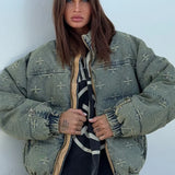 Trendy frakke med slidt korsbroderi