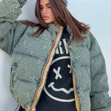 Trendy frakke med slidt korsbroderi