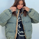 Trendy frakke med slidt korsbroderi