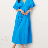 Charmerende blå midikjole med korte ærmer og V-hals