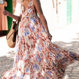 Afslappet, løstsiddende midikjole til ferier med et trendy tie-dye blomsterprint, V-hals og tætsiddende talje.