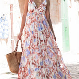 Afslappet, løstsiddende midikjole til ferier med et trendy tie-dye blomsterprint, V-hals og tætsiddende talje.