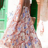 Afslappet, løstsiddende midikjole til ferier med et trendy tie-dye blomsterprint, V-hals og tætsiddende talje.