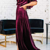 Fløjlsmidikjole med rund hals og høj slids