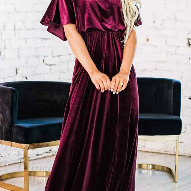 Fløjlsmidikjole med rund hals og høj slids