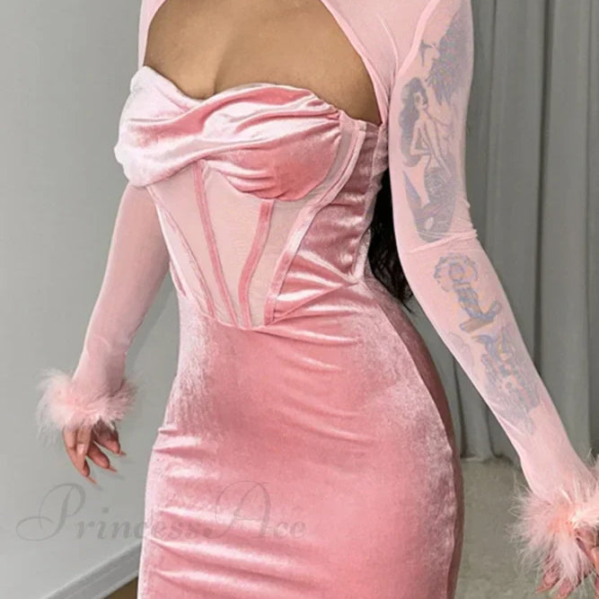 Patchworkkjole i fløjl og mesh med dyb halsudskæring