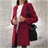 Chic, tidløs og flagrende lang frakke til kvinder