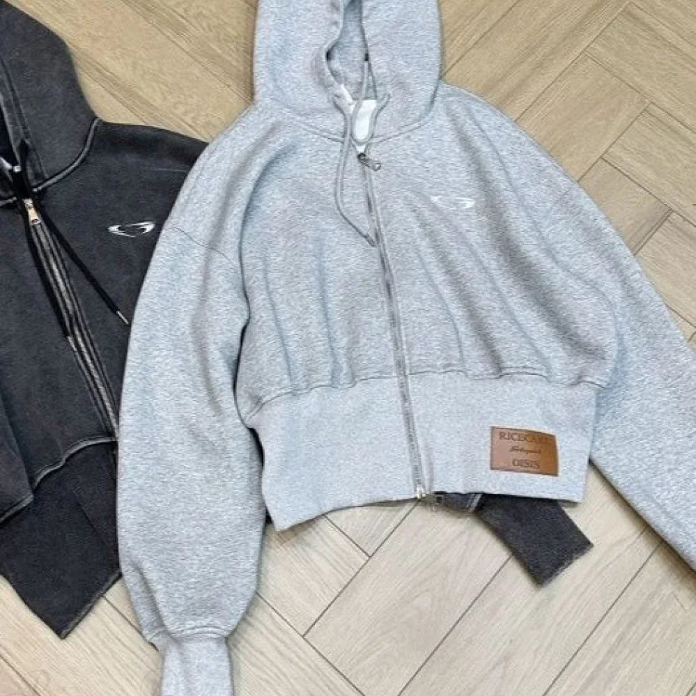 Kort hættetrøje med åben front, 3D-broderi og en falmet vask